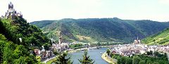 Panoramablick auf Cochem an der Mosel - links die Reichsburg über Cochem, rechts der Ortsteil Cochem-Cond