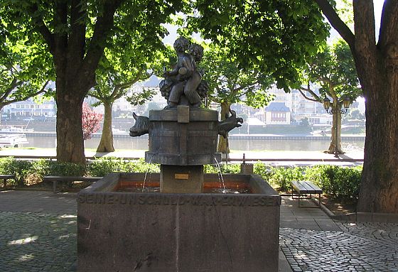 Bockburnnen an der Moselpromenade Cochem