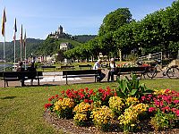 Cochemer Moselpromenade mit Blick auf die Reichsburg