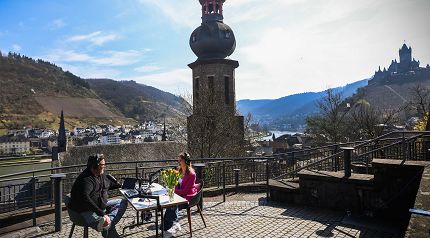 In besonderem Ambiente, im Nonnengarten des Cochemer Kapuzinerklosters, wurde der Podcast mit der Deutschen Weinkönigin Anna Zenz aufgezeichnet. Foto: Diane Simon