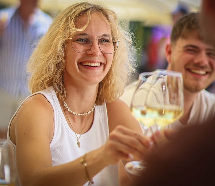 Geselligkeit bei der Mosel-Wein-Woche in Cochem. 13 Winzer aus dem Ferienland präsentieren ihre Weine vom 3. bis 7. Juni 2026. Foto: Jens Weber / Ferienland Cochem