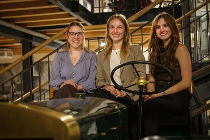 Johanna Dax, Anna Zenz und Viktoria Göbel im Mosellandmuseum Ernst. Foto: Jens Weber